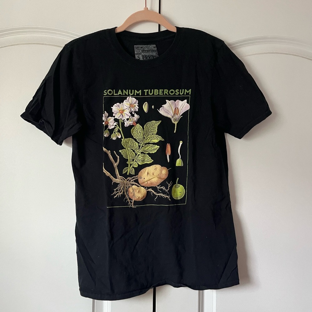 Black Graphic T-Shirt with Botanical Print of Potato 🥔